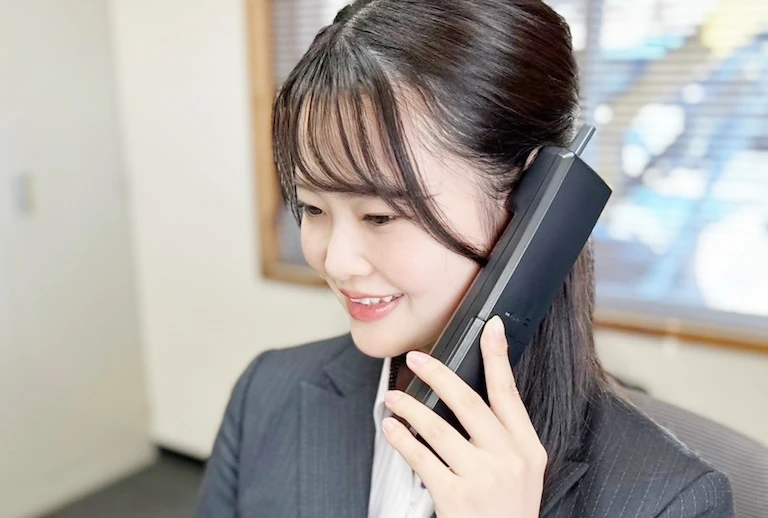 電話対応するスタッフ