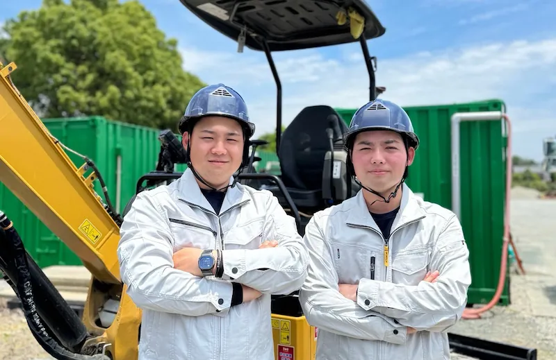 作業着とヘルメット着用のスタッフ写真