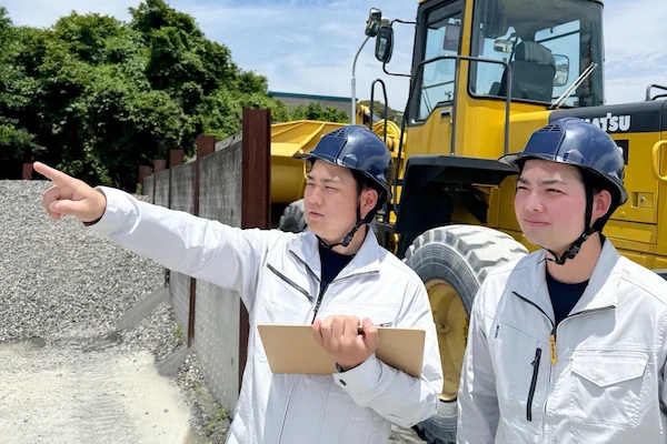 現地調査をする作業スタッフ